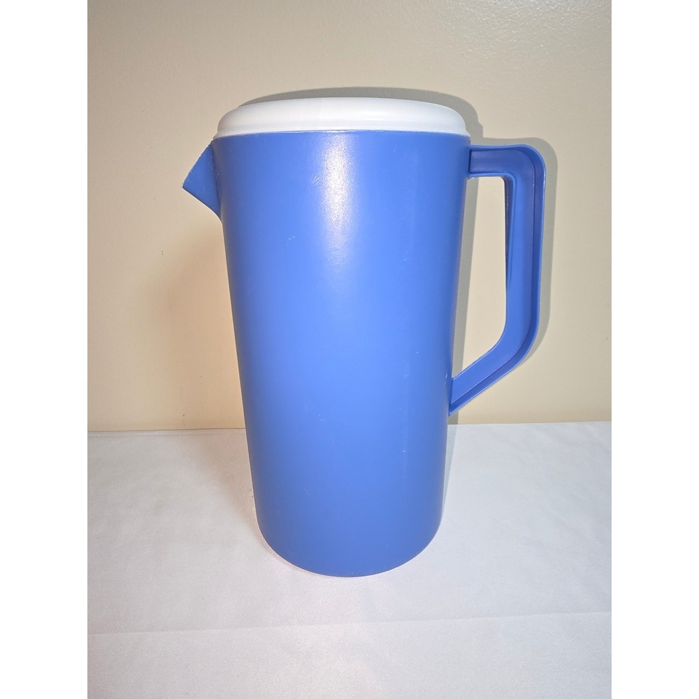 Rubbermaid Blue 2.25 Quart Plastic Pitcher with‎ White Lid Model 2445 Vintage
